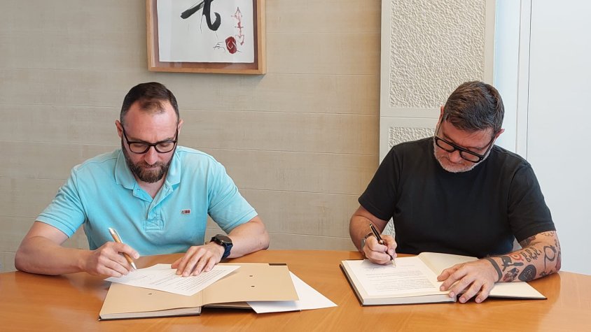 Pérez i Mijoler signen a l'ajuntament l'acord entre socialistes i comuns