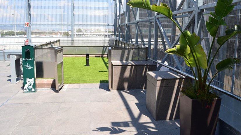 Espai per a mascotes a la terrassa de la Terminal T2 de l'aeroport del Prat