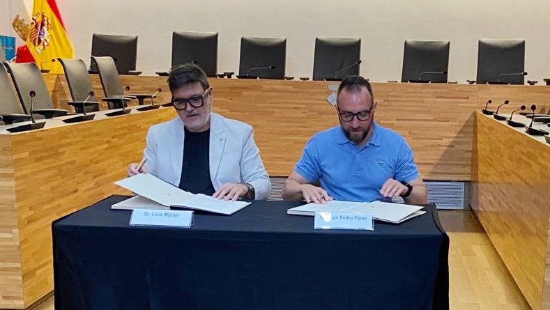 Lluís Mijoler i Juan Pedro Pérez, en el moment de la signatura