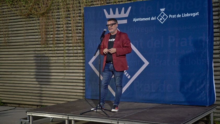 L'alcalde saluda les entitats que es reunien al pati de l'edifici del carrer Major