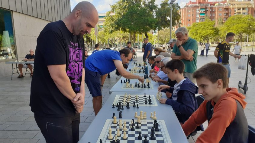 Les partides simultànies d'escacs es van celebrar al costat del Cèntric