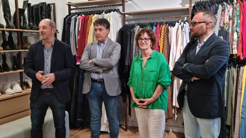 Els representants de les entitats implicades en l'obertura de la botiga