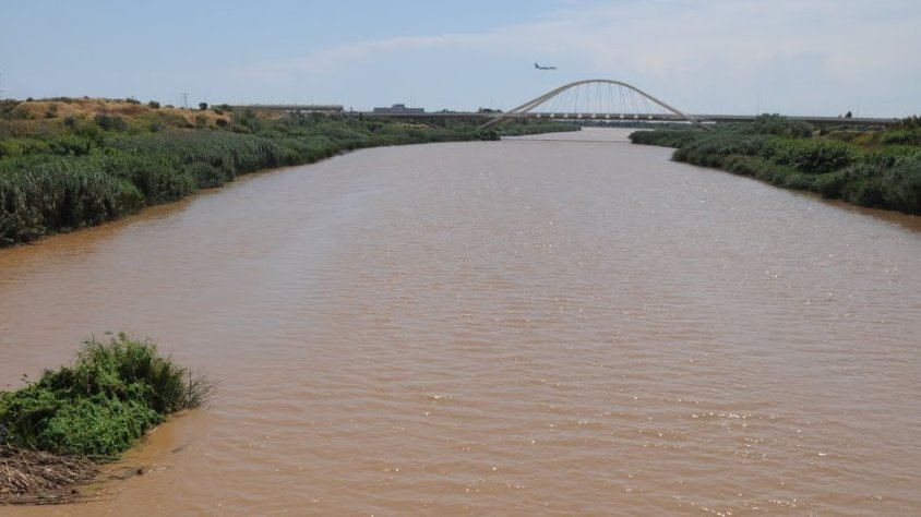 El Llobregat, al seu pas pel Prat, amb el pont Nelson Mandela al fons