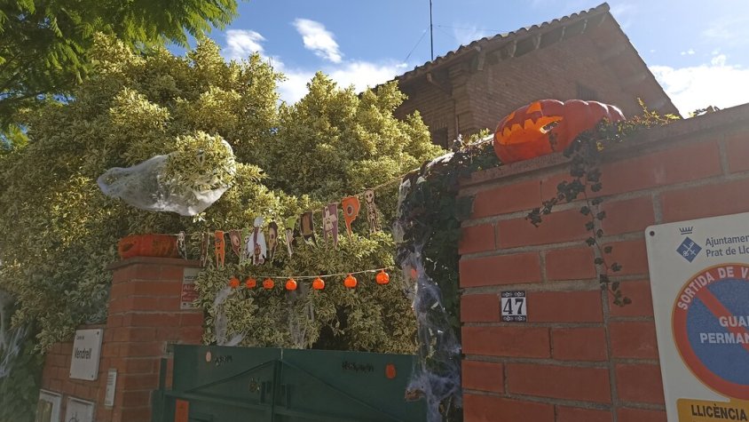 Entrada a un habitatge de les Cases de la Seda, decorada amb motius de Halloween