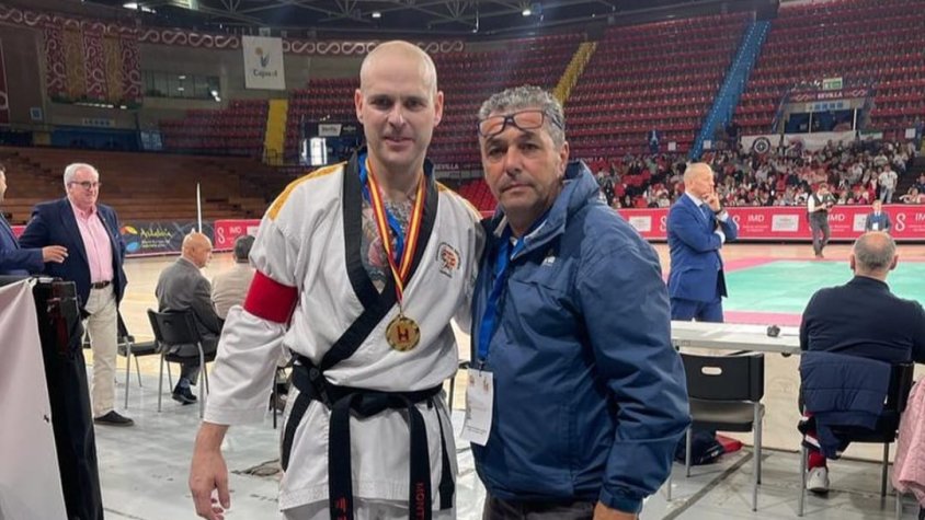 A l'esquerra Jorge Monteagudo, al costat del seu entrenador i ex seleccionador nacional de taekwondo, Fran Martín