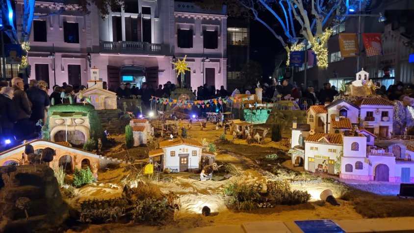 Un moment de la inauguració del pessebre, aquest dijous 14 a partir de les 6 de la tarda