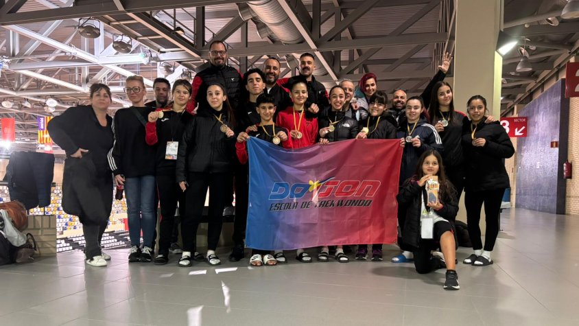 La delegació del Do Jon a les graderies del pavelló on es va celebrar l'Open d'Aragó