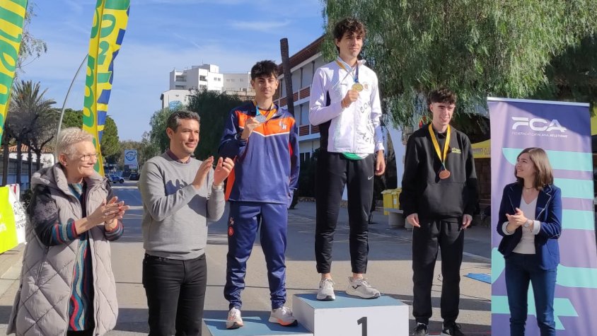 Òscar Martínez (a l'esquerra del podi) subcampió de Catalunya absolut i sub23 de marxa