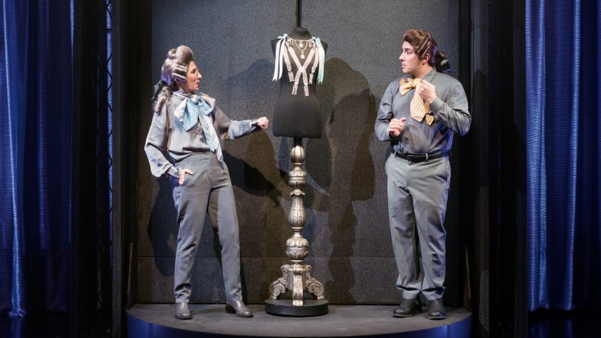 Marta Pérez i Arnau Puig en l'escena inicial de "El Collar de la Reina"