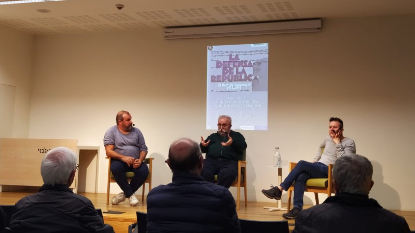 La xerrada moderada per Ramos va comptar amb Adrià Cabezas i el catedràtic emèrit Joan Villarroya