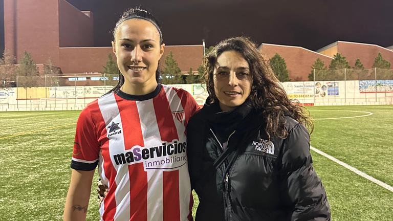 A la izquierda, Ainhoa Vallecillos junto a Míriam Sánchez, instantes antes del enfrentamiento entre Viladecans y la Guineueta