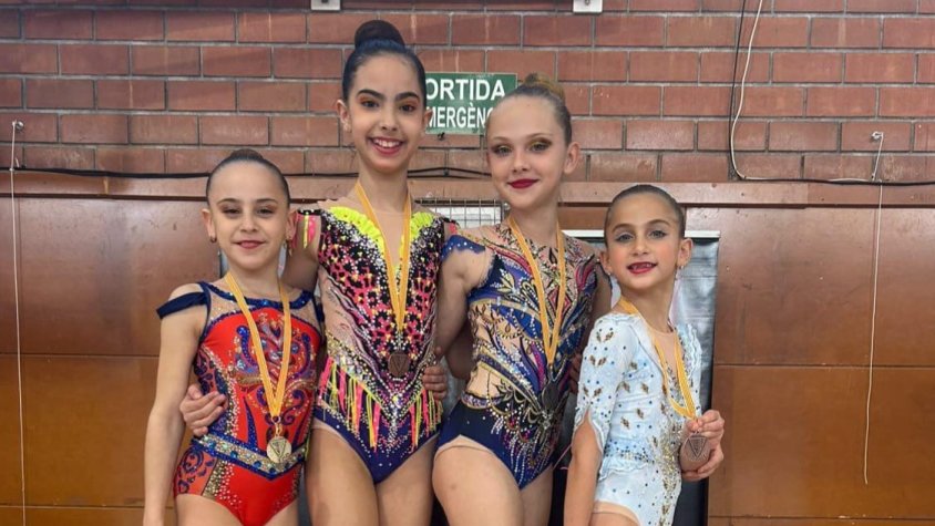 Les gimnastes potablava amb les seves medalles aconseguides a la prova del Vendrell