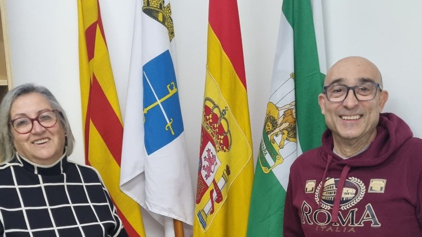 Mari Gamero i el secretari de l'entitat, José María Martín, al local social del carrer de les Moreres