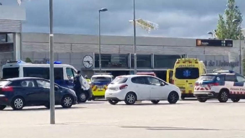 Presència de vehicles policials i d'emergència a l'estació de Rodalies, després del suïcidi del presumpte autor del crim