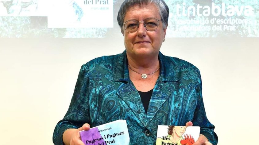 Núria Abelló amb dos exemplars de la bilogia sobre els pagesos del Prat