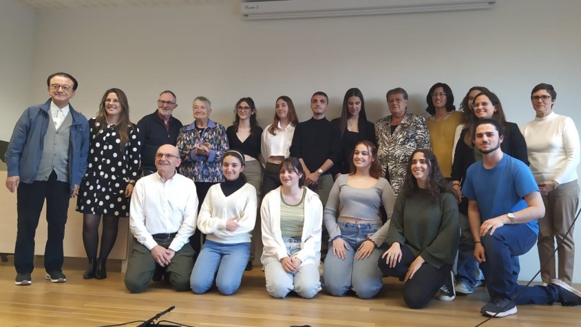 Foto de família dels joves premiats