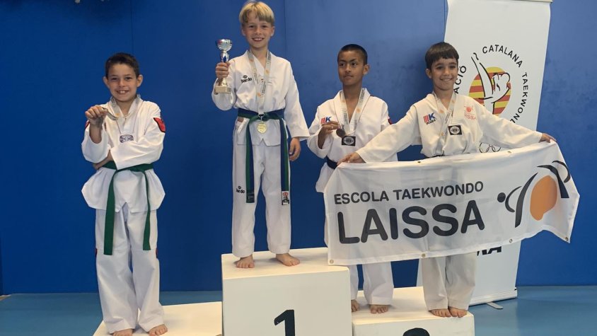 Dues medalles va guanyar Álvaro Calzada (al centre del podi)