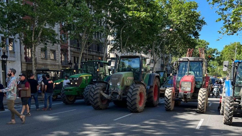 Els tractors dels pagesos, davant la seu del Departament d'Acció Climàtica, a la Gran Via de Barcelona