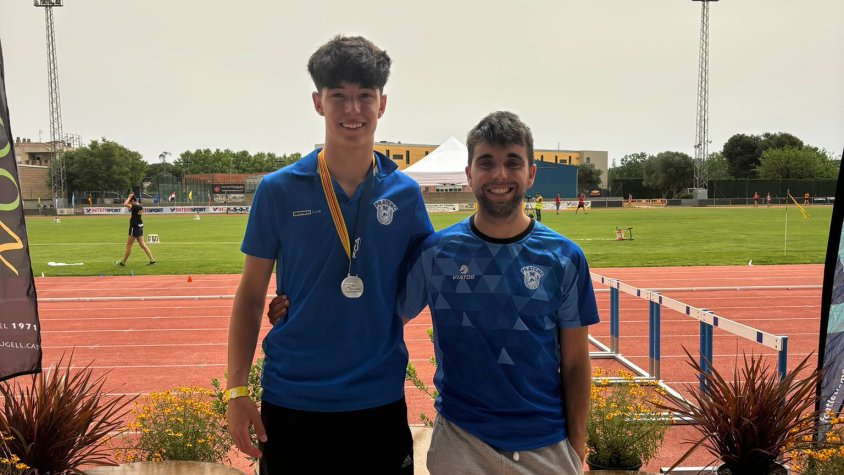 Joel Diez (a l'esquerra) medalla de plata al salt de llargada junt amb el seu entrenador, Alex Codina