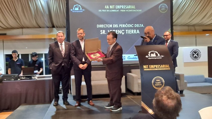El director de Periòdic Delta, Vicenç Tierra, recull el premi durant la Nit d'El Prat Empresarial