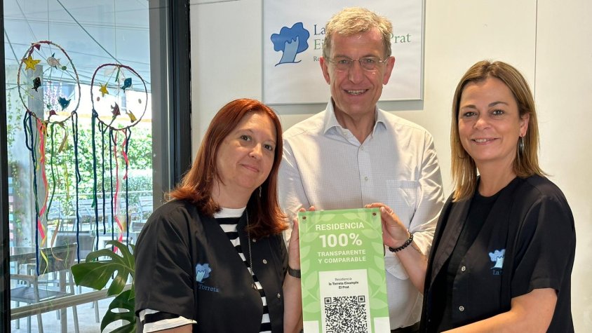 D'esquerra a dreta:  Laura Algovia, directora de la residència La Torreta Eixample Prat, Josep de Martí, director de Inforesidencies, i Lorena Casas, subdirectora de la residència.