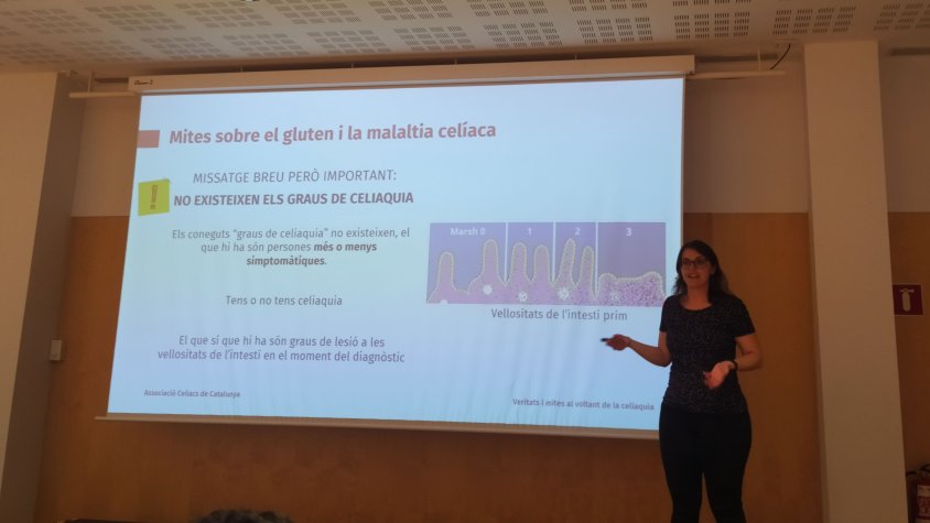 Míriam Baños durant un moment de la xerrada al Palmira Domènech