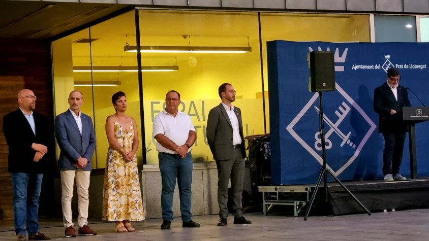 El portaveu del PP torna a l'acte i crida l'atenció l'absència de senyeres a la plaça