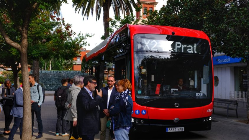 El nou X2, a la plaça de Pau Casals, davant d'autoritats locals