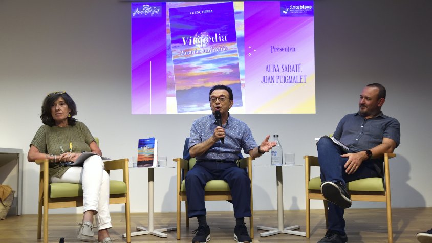 Vicenç Tierra acompanyat per Alba Sabaté i Joan Puigmalet