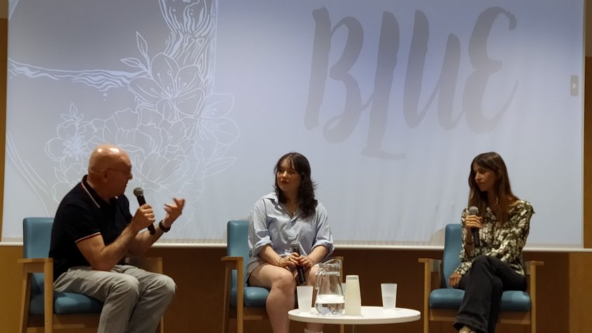 Rachel García (centre) i Alba Piulachs (dreta) durant la conversa amb Jesús García, president de Tintablava