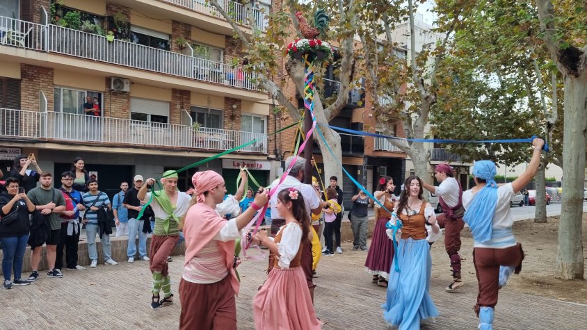 La nova colla dansaire va sortir en seguici des del pati de l'Artesà