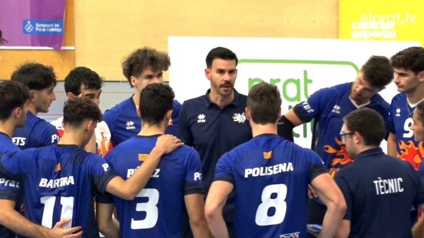 Al centre, el tècnic pratenc, Nacho Calderé, en un dels temps morts donant indicacions al seu equip