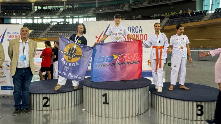 Al centre del podi i medalla d'or, la cadet Aitana López (Do Jon) a l'Open de Palma
