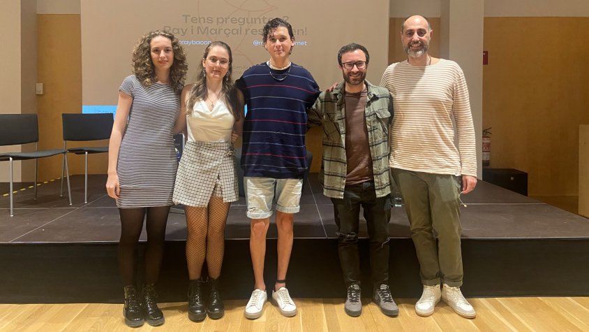 Els dos influencers, al centre, amb la resta de l'equip participant de la proposta
