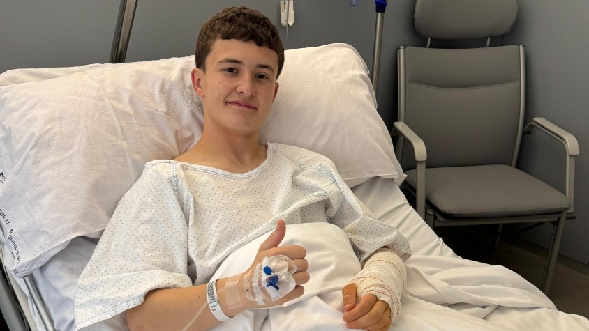 Joel Esteban a la clínica poc després de sortir de la intervenció