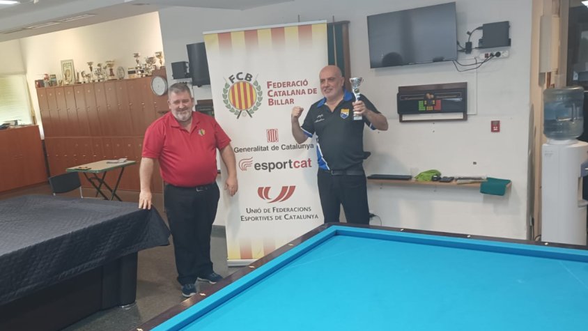 Montero, a la dreta, amb el seu trofeu de campió de 2a divisió