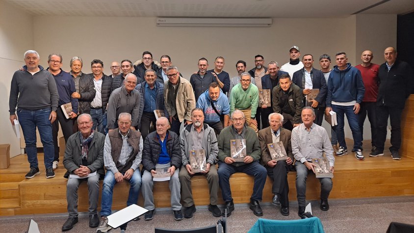 La foto de família amb tots els jugadors i exjugadors presents a l'acte de la presentació del llibre dels cinquanta anys d'història.