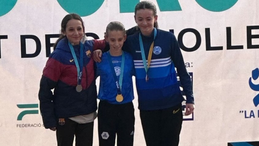 Carnero amb la seva medalla d'or, al centre del podi sub 16 femení