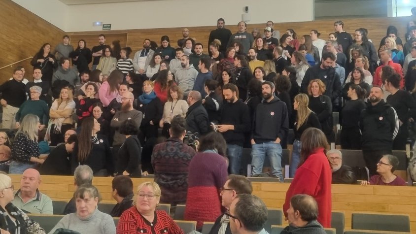 Els treballadors i treballadores d'empreses externalitzades en cultura, lleure, educació i serveis socials, s'aixequen durant el torn de paraula de les seves representants