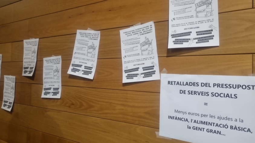 Abans de la presentació a les entitats alguns treballadors de Cultura, Educació i Acció Social van encartellar parets del Cèntric amb missatges de protesta