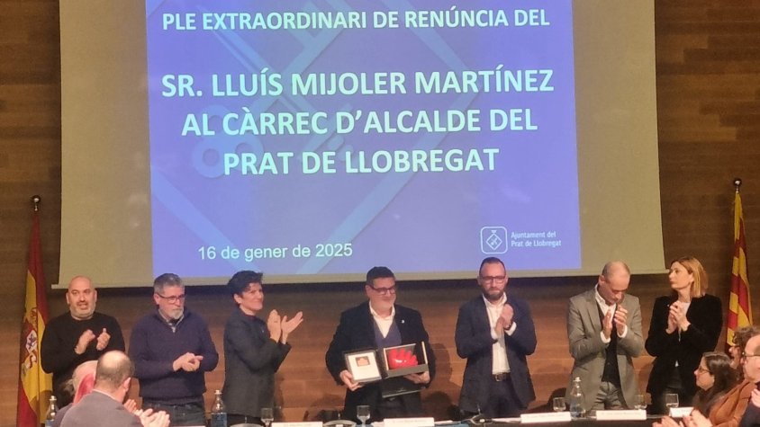 Lluís Mijoler ha renunciat a l'alcaldia aquest dijous 16 de gener, envoltant de representants d'institucions i companys de partit