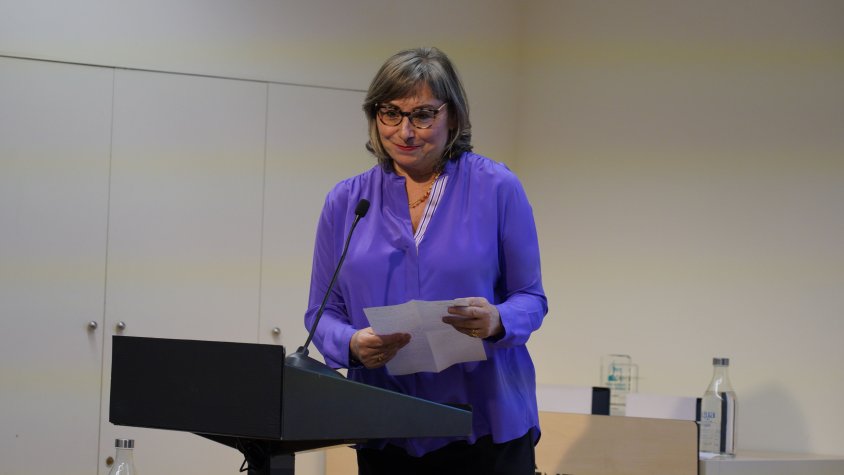 Maria Teresa Domènech durant la lectura de la seva poesia, finalista de la 2a edicio del Premi Pau Vallhonrat