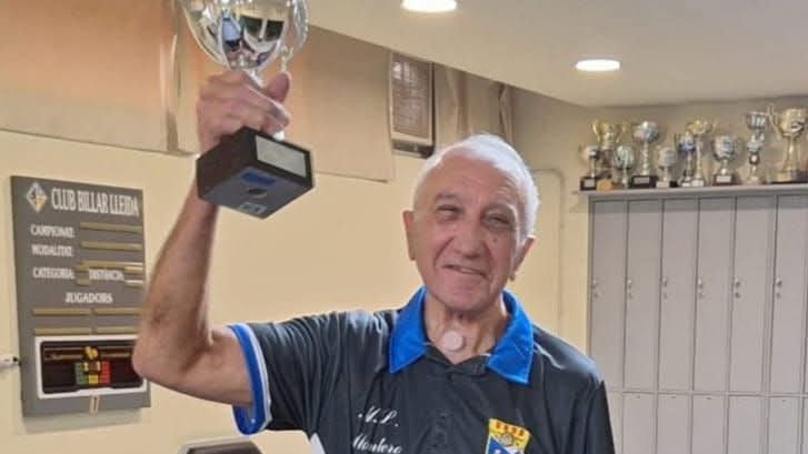 Miguel Montero, amb el trofeu de campió de Catalunya del quadre 47/2 de 3a divisió