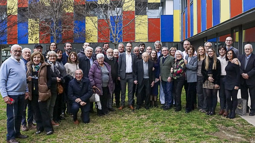 Foto de familia de l'acte, als exteriors de Fundesplai