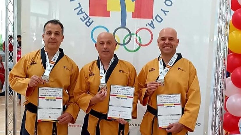 Julio Carrasco, Nemesio Ferrera i José Juan Calvo ensenyant els seus títols de subcampions d'Espanya
