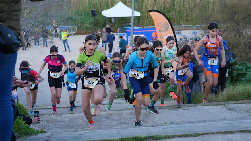 Els esportistes pujant el tram d'escales al 1r Duatló Jove del Prat