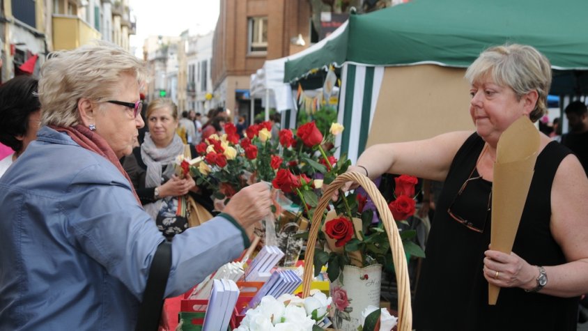 El carrer Ferran Puig, durant la Diada de Sant Jordi abans de la pandèmia (2018)