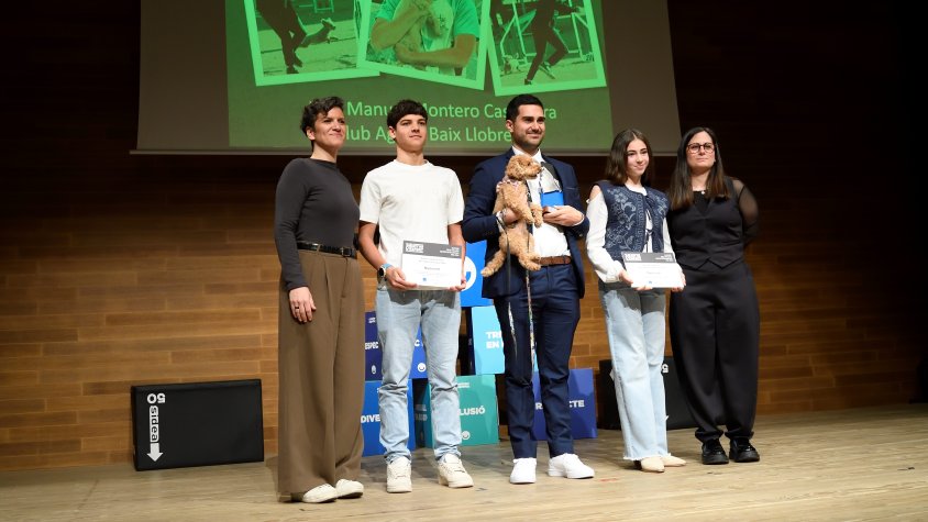 Podi del premi al Millor Esportista Federat Major de 16 anys amb José Manuel Montero i la seva gossa Gaia al centre