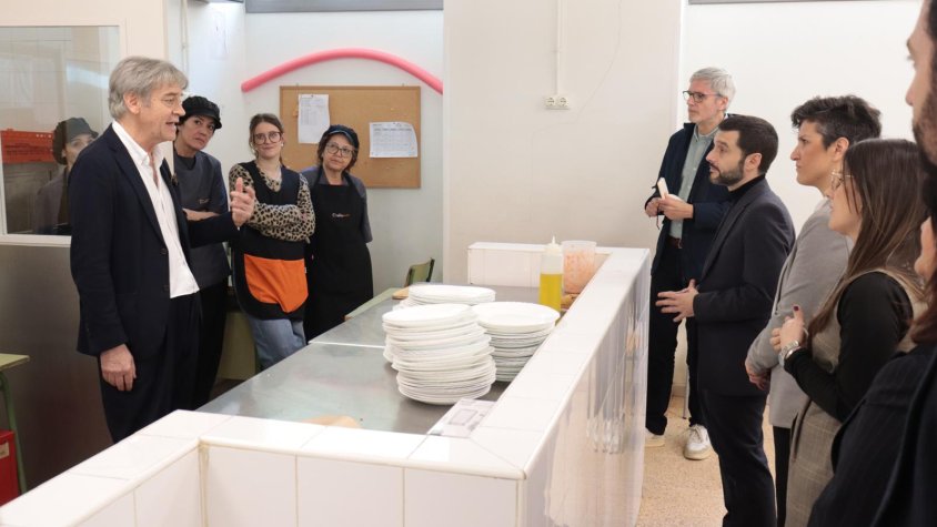 Pablo Bustinduy, ministre de Consum i Drets Socials, durant la visita a l'escola Sant Jaume el matí de divendres