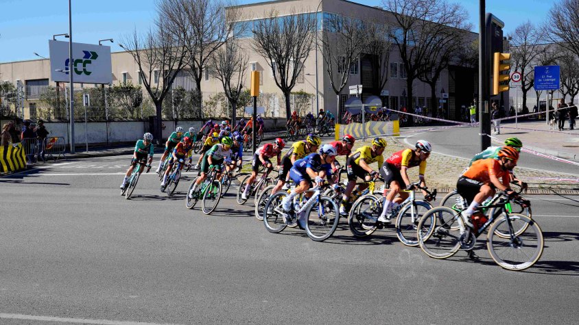 La Volta Ciclista a Catalunya al pas pels carrers del Prat